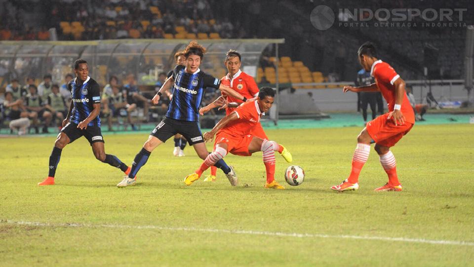 Para pemain belakang Persija kewalahan mengatasi serangan pemain Gamba Osaka.